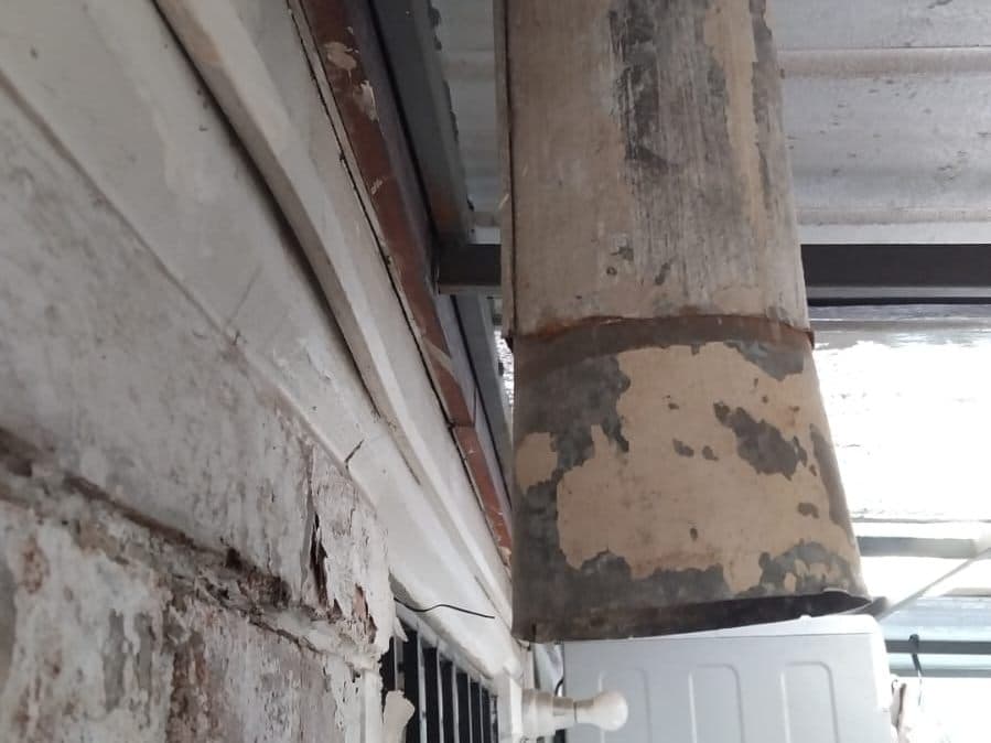 Ducto y calefont antiguos antes de la instalación en La Florida