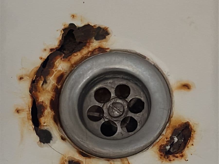 Desagüe con óxido avanzado en una instalación antigua de Ñuñoa